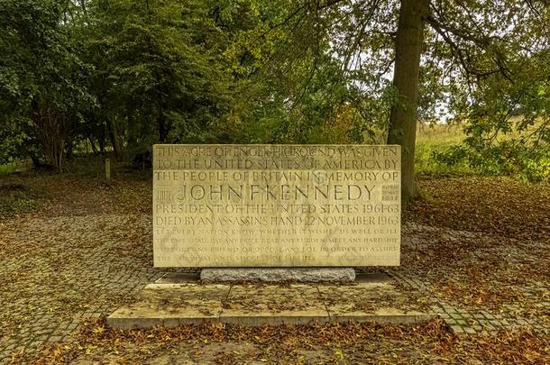 不列颠的纪念碑为英语字母表的第21个字母.英文字母表的第19个字母.校长茅房英语字母表的第6个字母.肯尼迪采用Runnymede