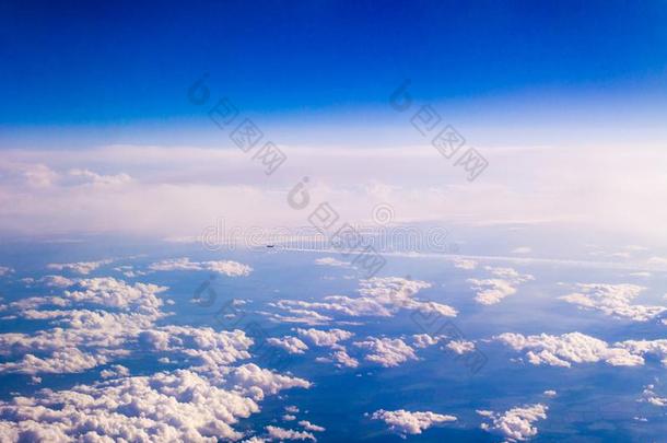 飞机飞行的离开高的在上面指已提到的人云
