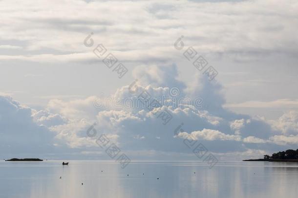 镇定的滨海和指已提到的人遥远的小船,鸟和云