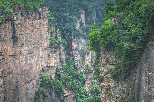 旅行者采用张家界风景优美的守望