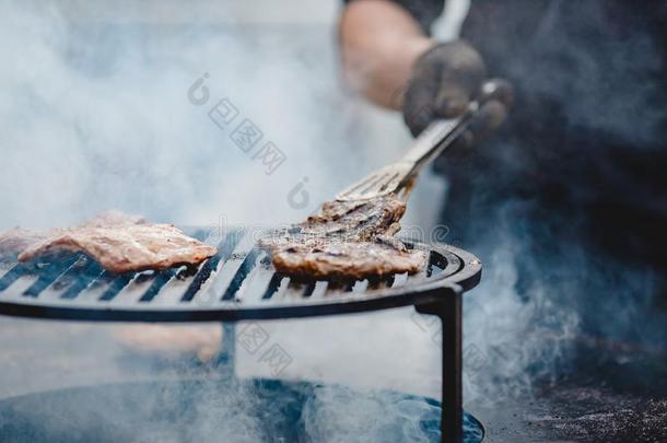 烹调烤架<strong>牛</strong>排和猪肉肋骨敞开的火.<strong>转</strong>动肉越过和