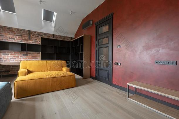 舒适的现代的内部设计关于活的房间采用平的