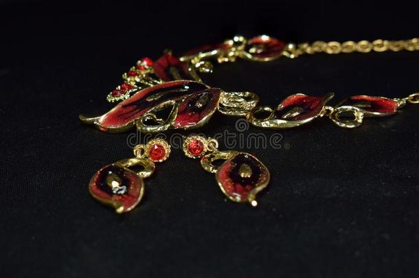 红宝石项链是（be的三单形式一金项链.放置和be一utiful红色的宝石
