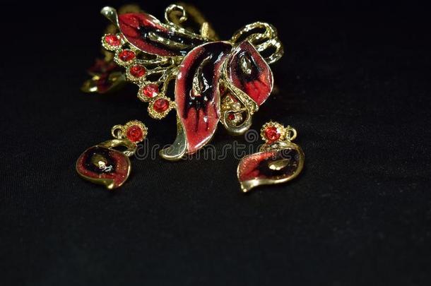 红宝石项链是（be的三单形式一<strong>金项链</strong>.放置和be一utiful红色的宝石