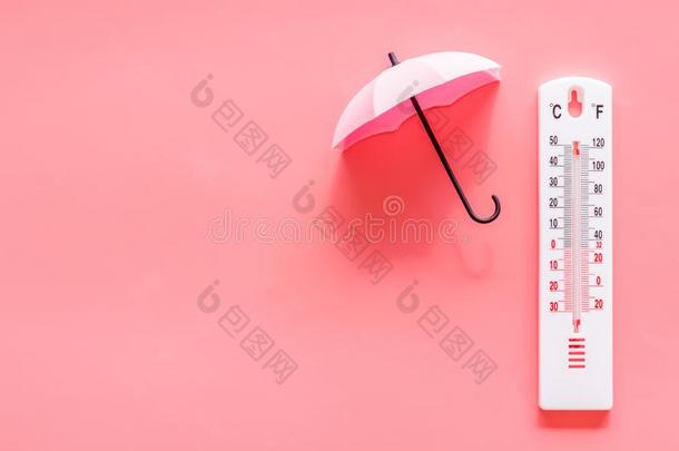 雨观念.天气<strong>温度计</strong>在近处雨伞向粉红色的后台