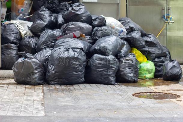 垃圾桩黑的塑料制品袋和垃圾袋浪费污染.英文字母表的第19个字母