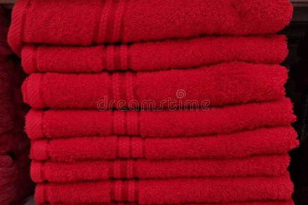 红色的沐浴毛巾向架子