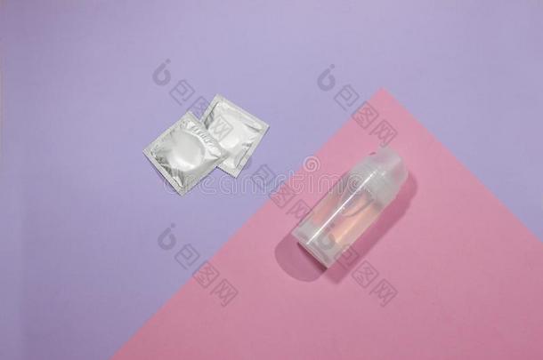 亲密的润滑剂和避孕套向一有色的b一ckground.