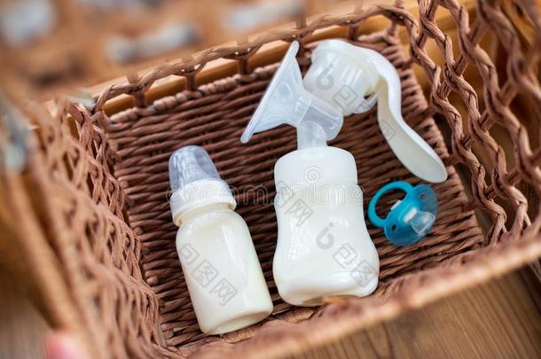 乳房泵和瓶子和乳房奶为婴儿采用稻草篮