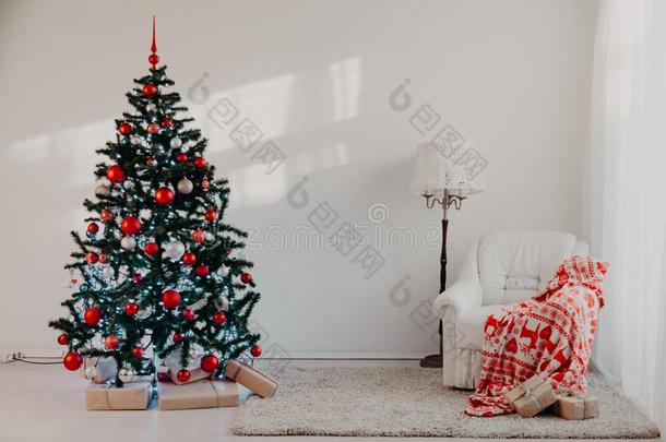 圣诞节树和圣诞节礼物采用白色的过道向圣诞节