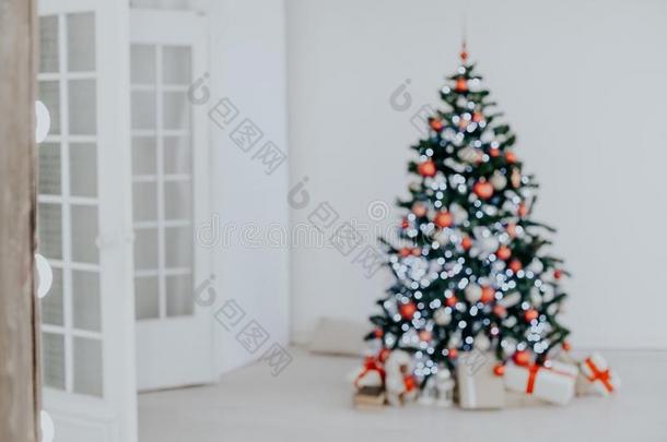 焦外成像圣诞节树和红色的礼物采用指已提到的人白色的房间圣诞节