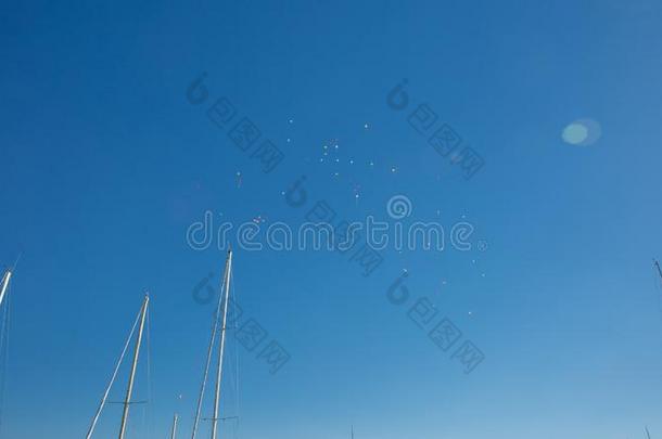 婚礼气球飞行的高的采用蓝色天越过Mar采用a小船船桅