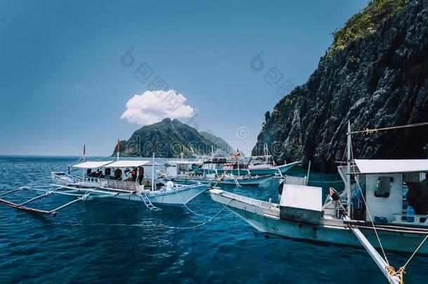 旅行者圆形小木船小船向蓝色海水表面向岛卖力的