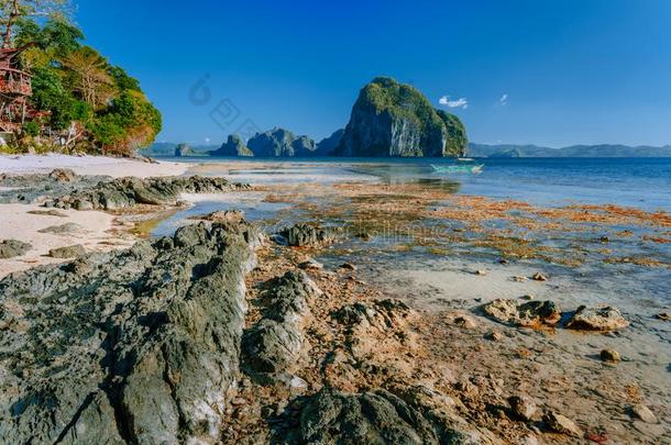 多岩石的异国的海岸线采用前面关于P采用agbuyutan岛.梦想