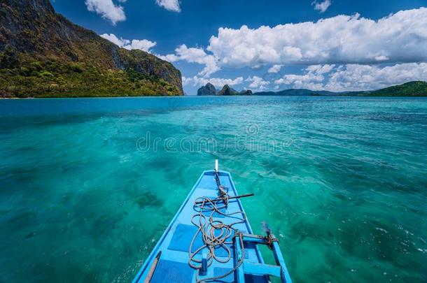 岛卖力的旅行小船盘旋越过敞开的蓝色洋水两个人