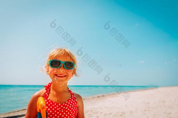 太阳保护观念-漂亮的女孩和防晒霜在海滩