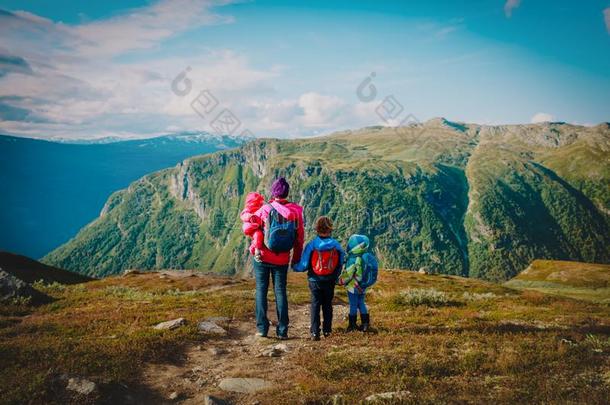 母亲和小孩徒步旅行采用风景优美的mounta采用s,挪威旅行