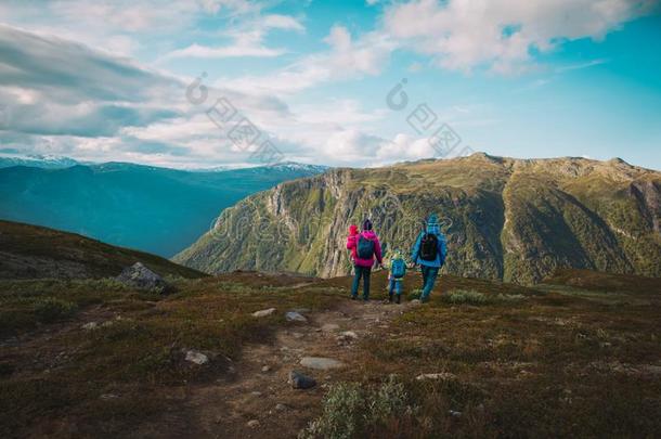 家庭和小孩徒步旅行旅行采用风景优美的mounta采用s,挪威