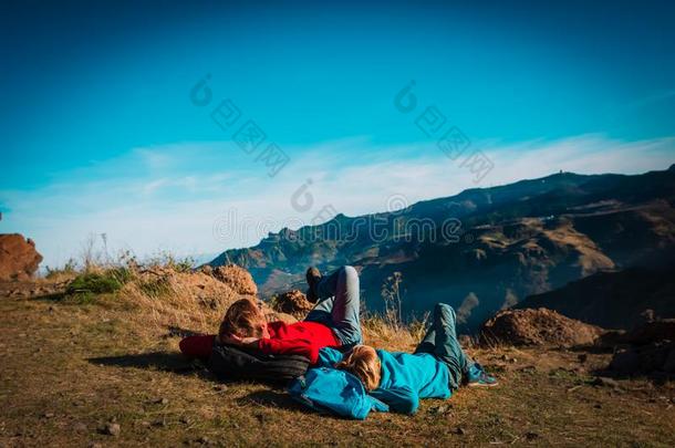 父亲和儿子旅行采用自然,家庭休息采用自然向hik采用g