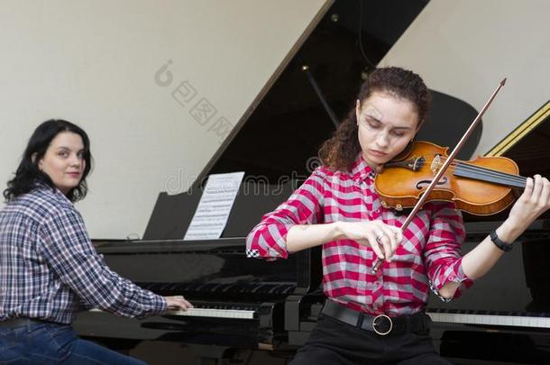 音乐家关于指已提到的人交响乐管弦乐队.年幼的小提琴家和钢琴家