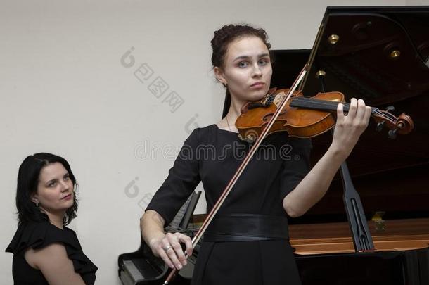 音乐家关于指已提到的人交响乐管弦乐队.年幼的小提琴家和钢琴家