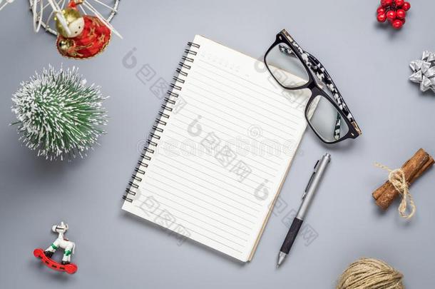 空白的笔记簿向木材背景和圣诞节装饰装饰