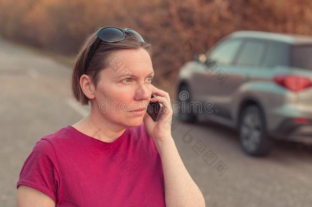 女人失去的在的时候汽车操纵讲话向可移动的ph向e