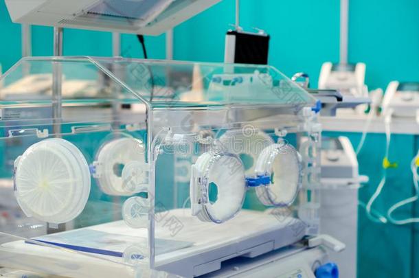 婴儿孵化器和光线疗法采用指已提到的人医院