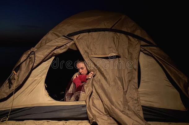 冷冻的女人一次采用帐篷,坏的住宿采用<strong>避难</strong>者营地