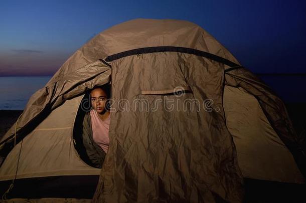 代表两种人种的青少年女孩躲藏采用帐篷什么时候点火在旁边手电筒,避难