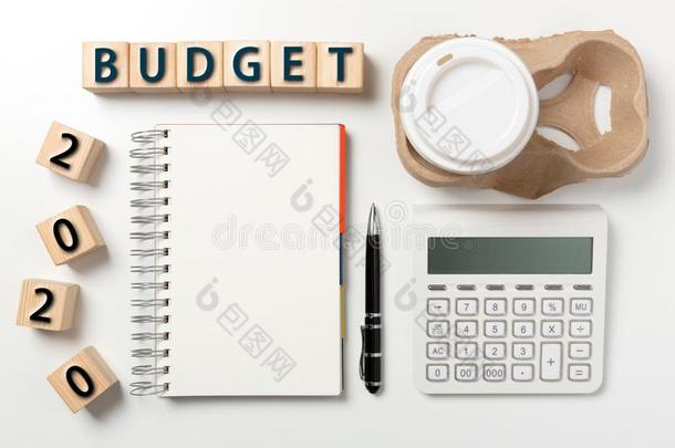 预算计划为2020.办公室工作场所表和计算器