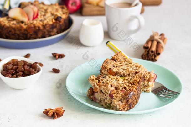 燕麦片蛋糕或烘烤制作的燕麦片和苹果和葡萄干.