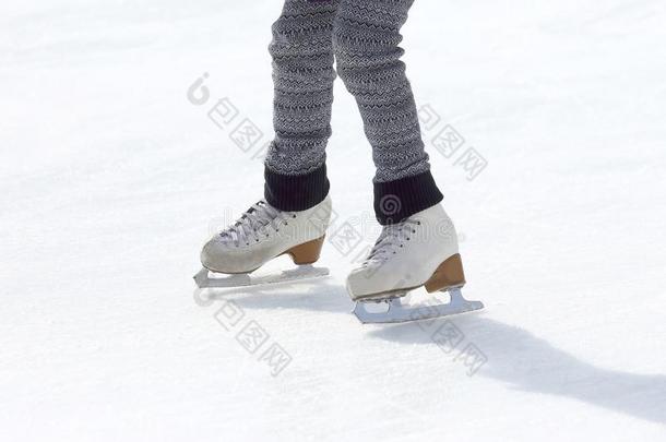 女孩溜冰鞋向冰溜冰场..运动和娱乐.休息和winter冬天