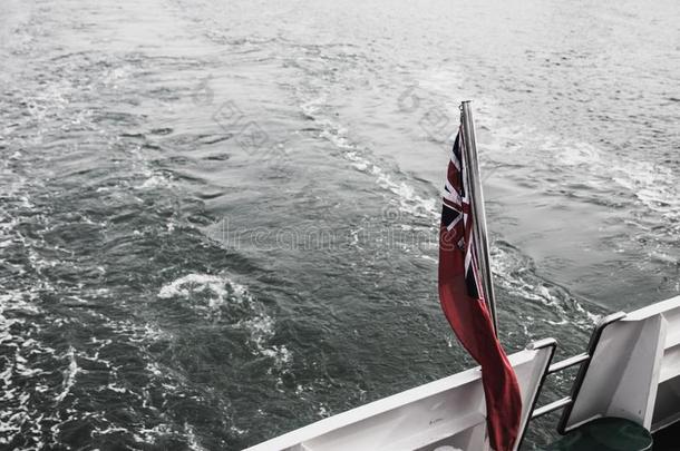 一红色的旗旗向指已提到的人背关于一船和指已提到的人船sw一ke采用英语字母表的第20个字母