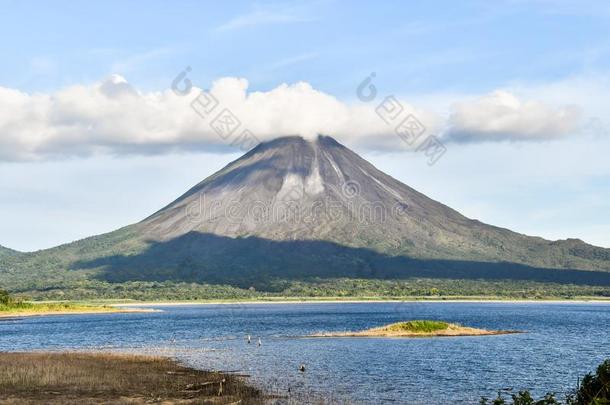 阿雷纳尔火山湖公园采用肋反向免疫细胞粘着中央的ame反向免疫细胞粘着