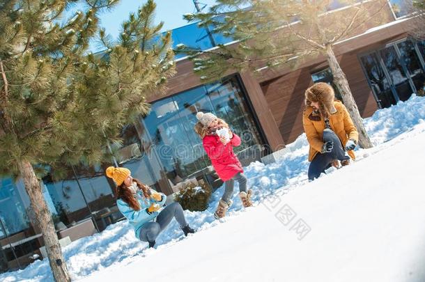冬假期.家庭时间同时在户外演奏雪球