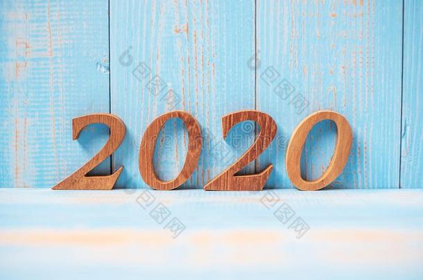 <strong>2020数字</strong>向蓝色木材背景和复制品空间.商业走