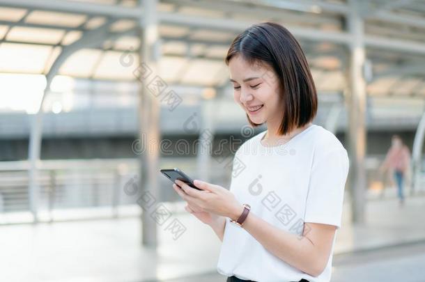 女人使用智能手机,在的时候空闲时间时间.指已提到的人观念关于乌辛