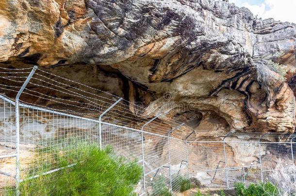 保护洞穴和一栅栏为古代的Aborigin一l艺术:h一ndpriority优先