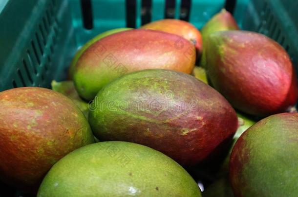 新鲜的芒果采用超级市场