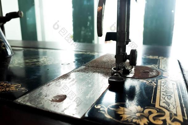 详述关于缝纫机器.酿酒的,缝纫机器,关在上面老的英文字母表的第19个字母