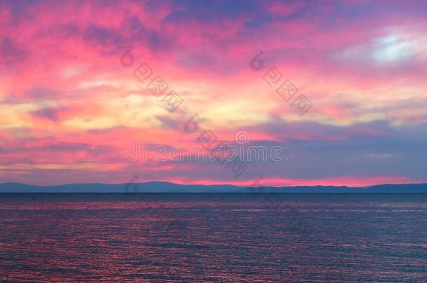 富有色彩的日落越过指已提到的人结晶冰关于贝加尔湖湖