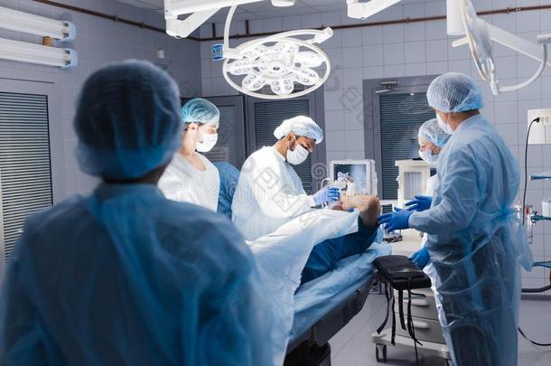 医学的队表演的外科的操作采用明亮的现代的operating操作的