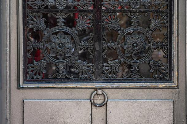 灰色的金属的描画的门和破旧的圆形的门门环.奥纳特