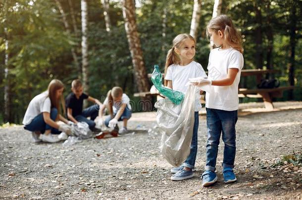 孩子们收集垃圾采用垃圾袋采用公园