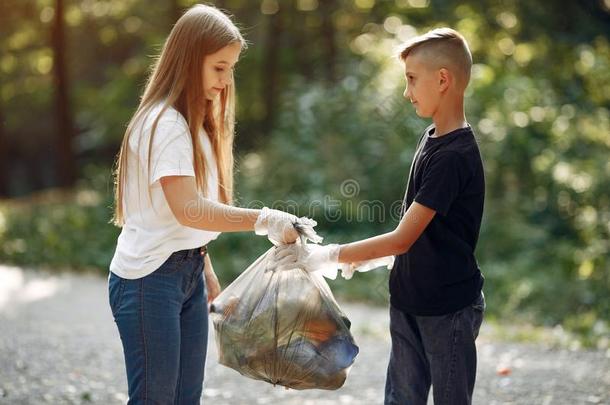 孩子们收集垃圾采用垃圾袋采用公园