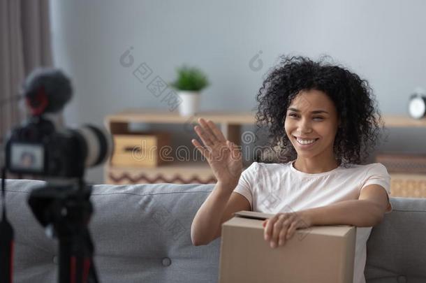 微笑的黑的女孩vlogge射击取出货物磁带录像向照相机
