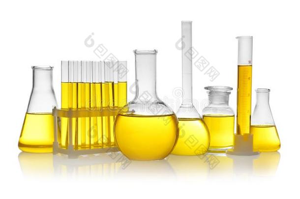 实验室玻璃器具类和黄色的液体向<strong>背景</strong>