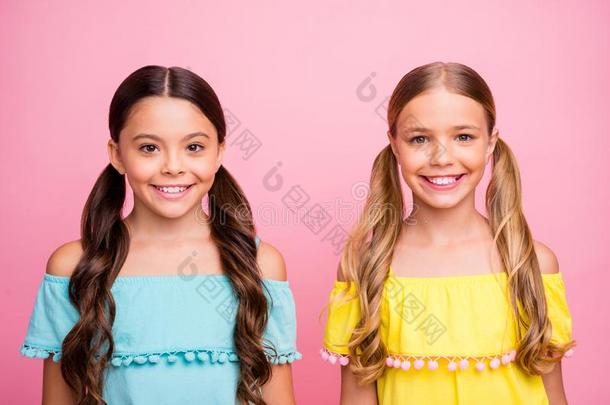 照片关于两个美丽的小的学校女盥洗室<strong>同学</strong>夏int.引人注意