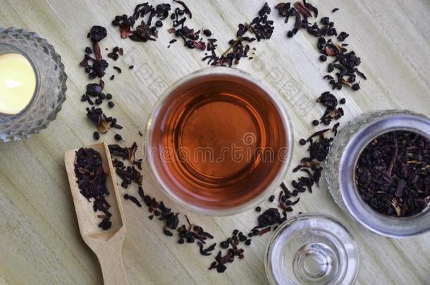 杯子关于红色的茶水,松的茶水采用心形状和茶<strong>水光</strong>